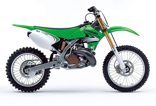 画像: 2007〜2008 KX250 1982年に水冷エンジンを採用するなど進化を続けたKX250だが、2005年にカワサキ初の4サイクルモトクロッサーKX450Fが登場する。3年後、KX250は写真の2008年型をもって生産終了。