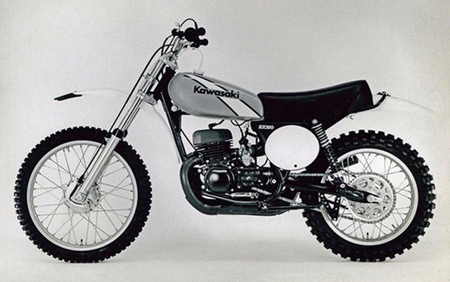 画像: 1974 250MX ワークスモトクロッサーKX250のレプリカで、ピストンバルブ単気筒を搭載。1973年に登場した初代モデルは、ライムグリーンの燃料タンクにKawasakiのロゴが入るだけというシンプルなものだったが、写真の1974年型から斜めに白いストライプが入るようになった。なお、250MXの車名は1972年から販売されているヤマハの市販モトクロッサーMX250と紛らわしかったためか、1975年からワークスレーサーと同じKX250に改名した。