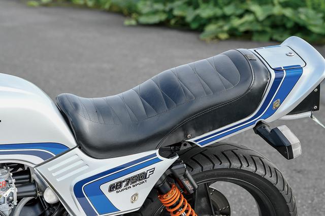画像: 前後に段差を付け、ストッパー的に使えるようにしたベース車にルックスを近づけるべく。シートはあんこ抜き加工が施された。