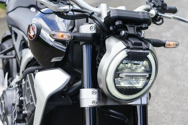画像: 薄型LEDを使用、エクリプスシェイプのライトガイドを配したヘッドライト。ライトをフロントフォーク間に埋め込んでマスの集中化も追求。
