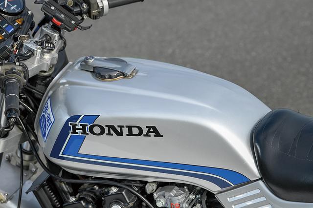 画像: フューエルタンク前面に貼られたベルレイ・オイルのステッカーも、往時のAMAスーパーバイクの雰囲気を高める定番アイテムなのだ。タンク自体はFBのノーマルをそのまま使う。
