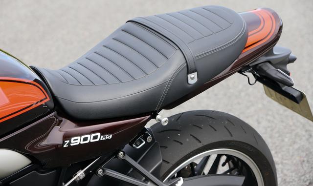 画像: タックロールシートはライダー側の高さを抑えた形状で足つき性にも配慮。シート下にはETC2.0車載器も標準装備されている。
