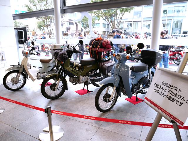 画像: 3人それぞれの愛車も会場に展示されていた