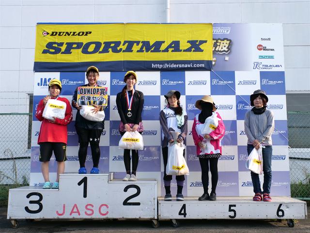 画像: 1位・石渡愛美、2位・岡野月子、3位・草野涼子、4位・土橋朋子、5位・加瀬京見、6位・大倉明日香 各クラスのウイナーには、ダンロップよりタイヤ前後セットが贈られる。