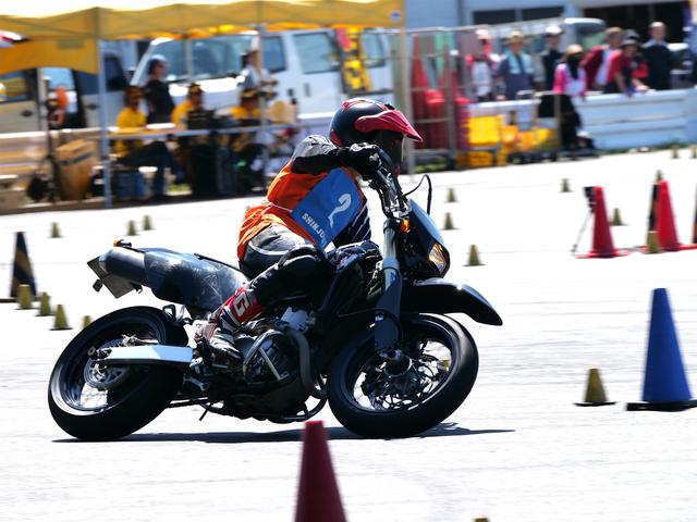 画像: B級1位 三崎雅也選手&DR-Z400SM 1分29秒822