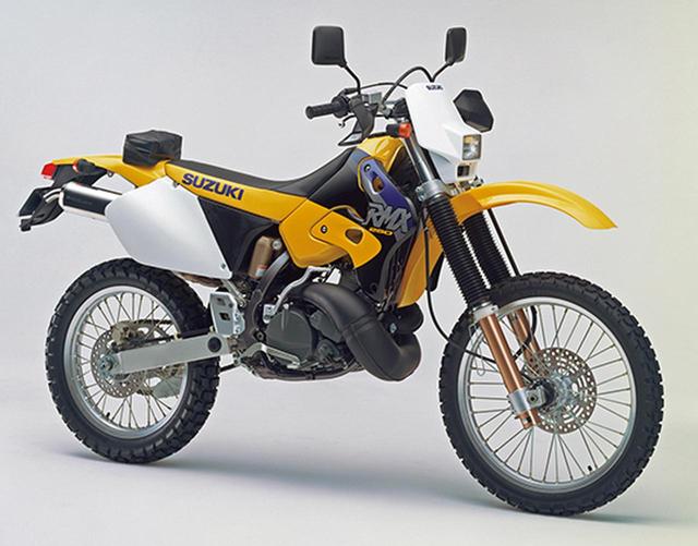 画像: 1998 RMX250S モトクロッサーRM250、エンデューロレーサーRMX250と同時開発され、1人乗りに割り切った本格派のレーサーレプリカ。1992年に初代が登場し、写真の1998年型まで販売された。