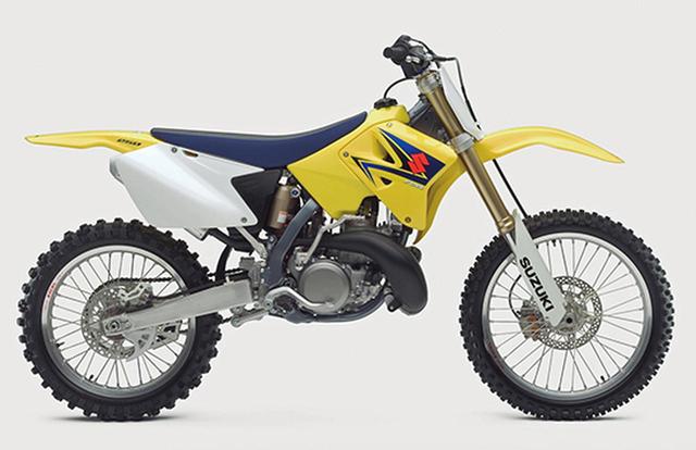画像: 2008 RM250 K8 車名をそれまでのRHから125の市販モトクロッサーと同じRMとした初代RM250は、1975年のワークスレーサーRH75のレプリカとして1986年に発売される。その後、ワークスレーサーと連動して進化を続けたが、写真の2008年型がスズキの2サイクル250㏄モトクロッサーの最終モデルとなった。