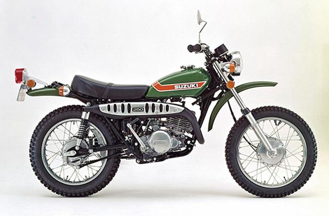 画像: 1973 HUSTLER 250(TS250 5型) 1971年の3型でハスラー250はエンジンを一新。写真は1973年の5型で、薄型・小径だったヘッドライドは大径化されており、アルミ製アウターチューブを備えたフロントフォークや、5段階にプリロード調整ができるリアショックを採用している。
