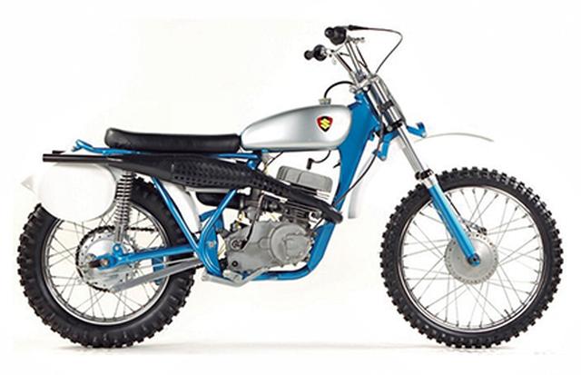 画像: 1968 TM250 1968年型のTM250はスズキ初の市販モトクロッサーだが、ツインポートシリンダー+ツインエグゾーストなどその内容は前年のワークスマシーンRH67(スズキのワークスモトクロッサーは、250㏄はRH、125ccはRA、500㏄はRNと称し、後に年式が付く)とほぼ同じもので、十数台が生産されただけと伝えられている。ブルーのフレームにシルバーのタンクというカラーリングは当時のロードレーサーと同じである。