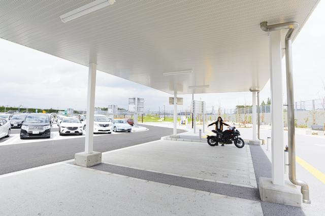 画像: リニューアルしたばかりの東北道・蓮田サービスエリア。平日だったからか、バイク用の駐車場は貸し切り状態でした!