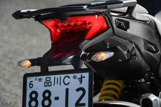 画像: 大きなリアキャリアの下にあっても、存在感が強いデザインで被視認性に優れるテールランプで、光源にはLEDが採用されている。対してコンパクトなウインカーは、オーソドックスなバルブを光源とするタイプだ。