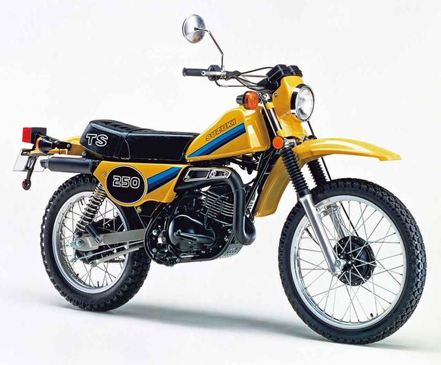 画像: 1981 TS250 1980年型でゼッケンプレートを模したサイドカバーや、上下三ツ叉まで被う形状のヘッドライトケースを用いる。サスペンションのストロークも延長したハスラー250は、車名を型式と同じTS250に変更した写真の1981年型が最終モデルとなった。