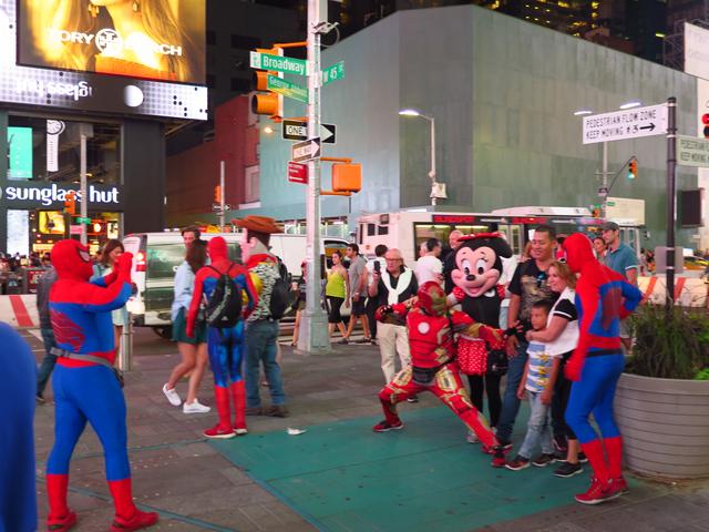 画像: 再訪したタイムズスクエアはスパイダーマンであふれかえっていた。