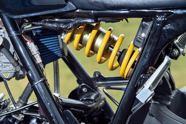 画像: リヤサスまわりは純正流用で、NSR250R(MC21)純正ガルアームにショーワのピギーバックタイプショックをダイレクトマウントで接続。