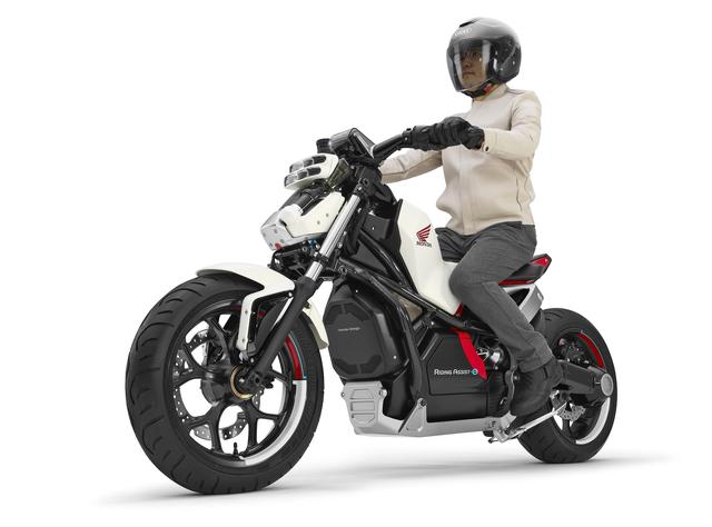 画像: 前回の2017年、ホンダは「Honda Riding Assist-e」を発表して話題に。ロボティクス研究で培った独自のバランス制御技術を組み込み、停車時に自立するという画期的なバイクを提案しました。