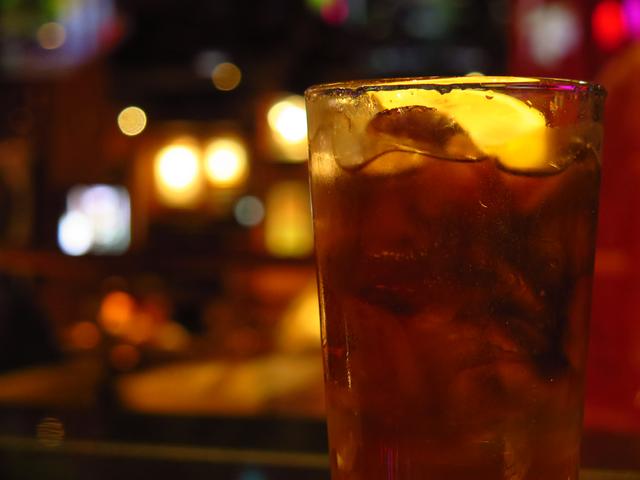 画像: タイムズスクエアのハードロックカフェで飲んだロングアイランドアイスティー。ニューヨークで生まれたカクテルだ。