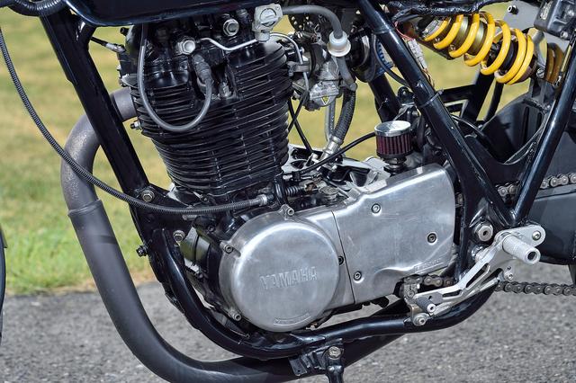 画像: エンジンはワイセコ製φ89mmピストンで399→418ccに拡大、吸排気はFCRφ37mmキャブレター+キヨナガオリジナルマフラーをセットする。