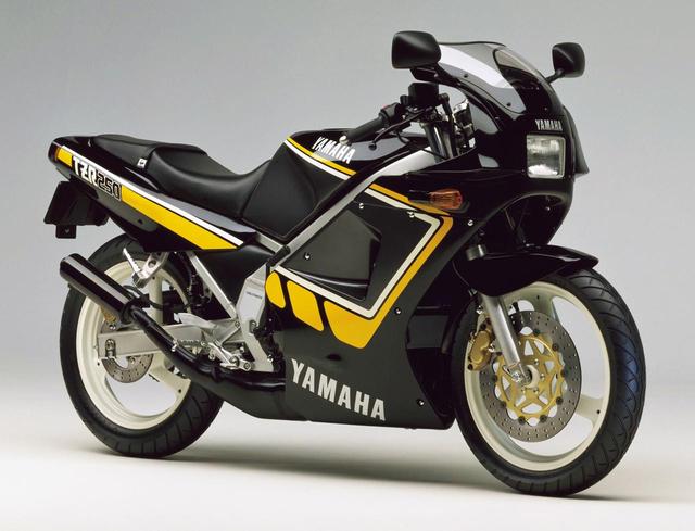 画像: 1987 TZR250/2AW 黒×黄ストライプとした限定車が発売され、スペックは1KTと共通ながら機種コードNo.は2AWに変わった。