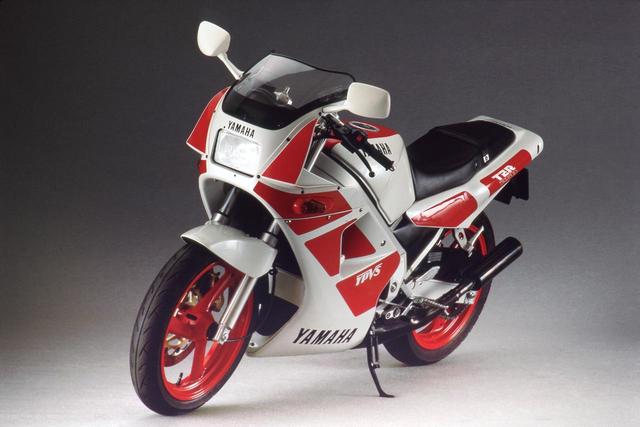 画像: 1988 TZR250/2XT1 1988年モデルとして1988年3月に登場した第1世代の後期型。原動機型式はこれまでと同じ1KTだが、機種コードNo.は2XT1とされる。従来型をベースに徹底的に熟成を図ったモデルといえ、外観はほとんど変わらないが内部は大きく異なっている。1986年10月に最大のライバルとなったNSR250Rをホンダがリリース、それに対抗するために1KTの戦闘力を大きく向上、そうして誕生したのが2XT1といえる。