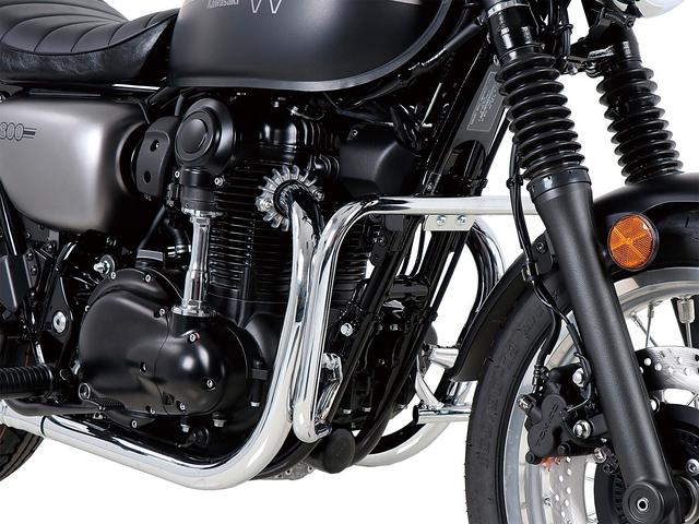 画像: 車両前方に装着するクラシカルなデザインのエンジンガード。クロームとブラックの2色展開。ブラックは税別30,000円、クロームは税別33,000円。