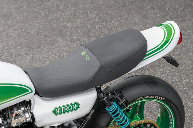 画像: シートはホールド感などに優れたMccoy Supreme Seatで、ウインカー+ナンバーホルダーはアクティブ製をチョイスする。前側ウインカーもアクティブだ。