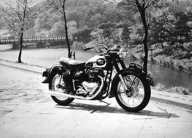 画像: ●空冷4ストOHV2バルブ並列2気筒●651cc●29.5PS/5200rpm●―●228kg●3.00-19・3.25-19●29万5000円