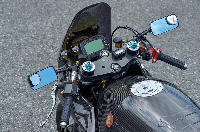 画像: 左右マスターシリンダーはブレンボ製。フロントフォークはSOQIのVMAX用倒立をベースに、スクーデリアオクムラでME(マジカルエフェクト)チューンを施している。