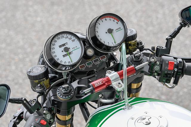 画像: メーターは車体に合わせたホワイトパネル+グリーン指針。左右マスターはブレンボラジアル。ミラーはマジカルレーシング製カーボン。