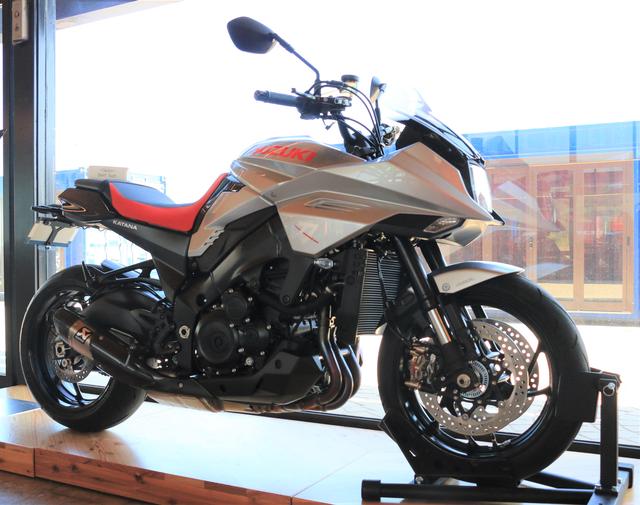 画像: プロトが手がけた新型KATANAのカスタム提案モデルです。安心・快適なツーリング性能の高さが魅力。シート高を18mm下げながら、座り心地を向上させるゲルザブを搭載。さらにMRAのウインドスクリーンやアクラポヴィッチ製のマフラー、フェンダーレスキットなどを装着しています。