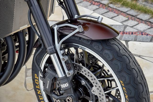 画像: フォークボトムから上に伸びてフェンダーを吊り、Z900RSのトレリスフレームとのマッチングも良好なトラスロッドフェンダーステー。