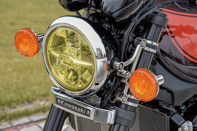 画像: '70年代CIBIE風のイエローレンズ。大型ウィンカーはKHタイプでフォーク前にはPMCで販売中のKawasakiステムエンブレムを装着。