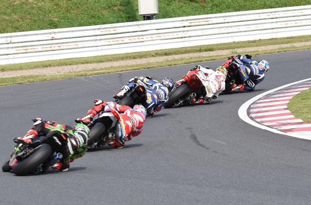 画像: レース中盤ついにトップに立った野左根 すぐに水野も抜き返します