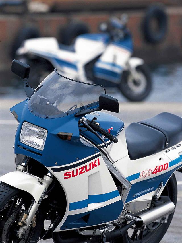 画像: 初期型の青╳白モデル。500にはアンダーカウルが装着されているが、400は標準状態ではアンダーカウルなしでオプション設定。ウォルターウルフカラーも400と500ではグラフィックが異なっている。