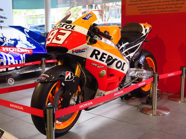 画像: 2014年にマルク・マルケス選手がMotoGPで駆ったホンダRC213Vが展示されています。マルケス選手はこの年も年間チャンピオンに輝きました。