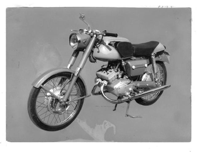 画像: ●空冷2スト並列2気筒●124cc●13PS/8200rpm●16万円●最高速:120km/h