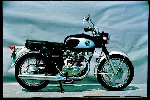 画像: ●空冷4ストDOHC2バルブ並列2気筒●444cc●43PS/8500rpm●3.82kg-m/7250rpm●187kg●3.25-18・3.50-18●26万8000円