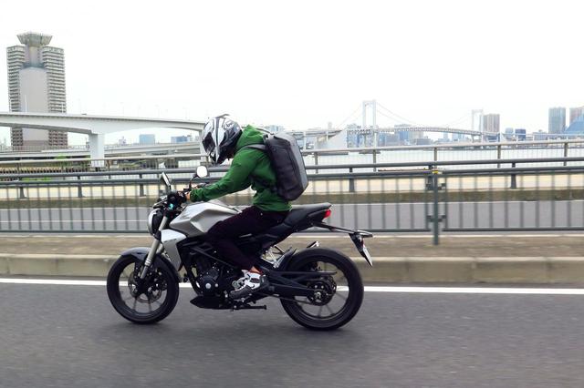 画像1: バイクに乗るとき、手軽なのは……
