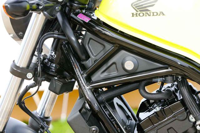 画像: イグニッションをオンにする所作にもこだわり、メインキーの配置はタンク下左側の位置に設定。