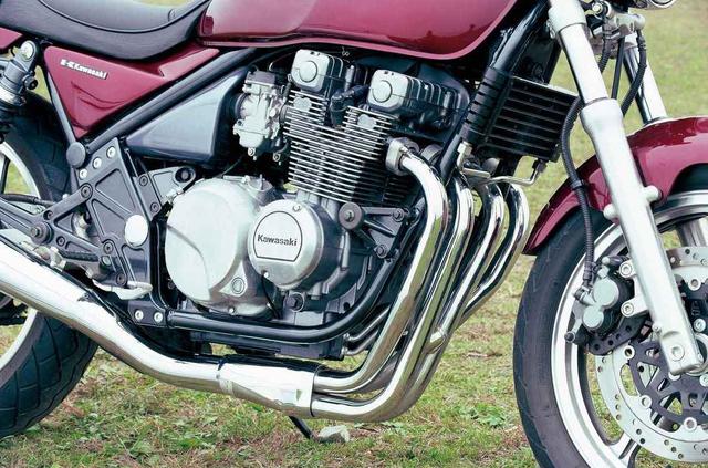 画像: Z400FXやGPZ400Fに採用されていた空冷直4エンジンをリファイン。当時400㏄の出力上限は59PSだったが、あえて最高出力は46PSに設定。