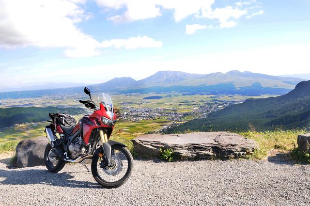 画像: これもミルクロードの有名な絶景ポイント。今でもたくさんのバイクが訪れます