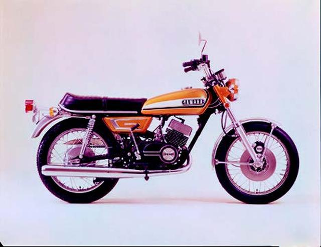 画像: ●空冷2スト・ピストンバルブ並列2気筒●347cc●36PS/7000rpm●3.87kg-m/6500rpm●141kg●3.00-18・3.50-18●22万5000円
