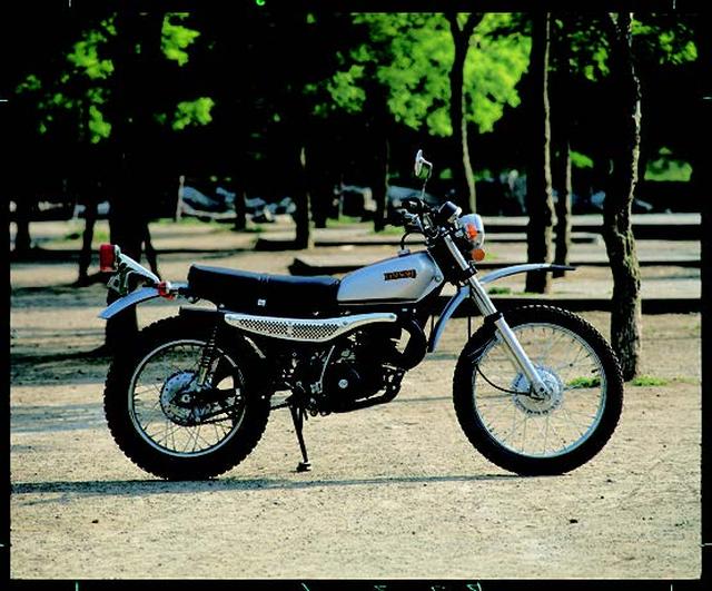 画像: ●空冷2スト・ピストンバルブ単気筒●248cc●23PS/6500rpm●2.6kg-m/5500rpm●118kg●3.00-21・4.00-18●20万8000円
