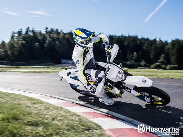 画像: 701 SUPERMOTO/692.7cc/136万4,900円