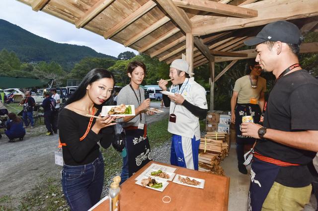画像: デイトナ社員さんが焼いてくれるバーベキュー