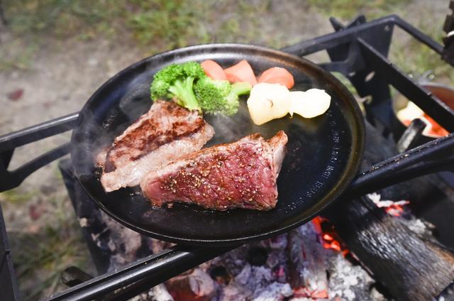 画像: 牛肉のステーキ!