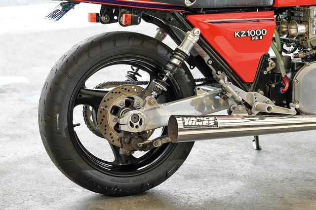 画像: 前後ホイールは、フロントがXJR1200の3.50-17サイズ、リアは'89GSX-R750用5.50-17。タイヤはSINKOのステルス、リアにはドラッグレース専用のHOOK UPを履く。