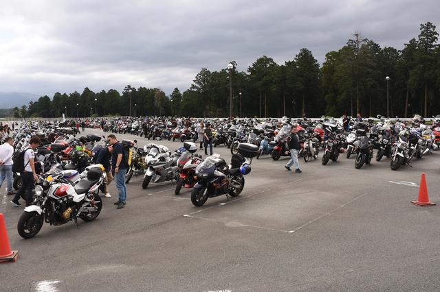 画像: ホンダ熊本製作所で行なわれたホンダ・モーターサイクル・ホームカミング。視界ずらっとホンダだらけ^^