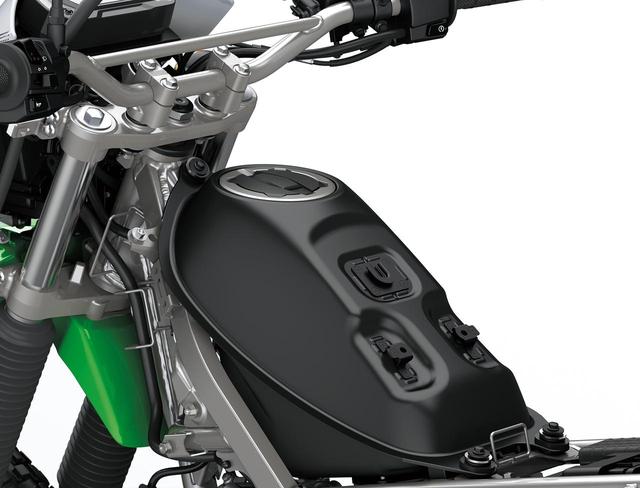 画像: 燃料タンク容量は7.4L。