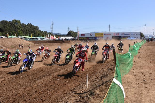 画像: IA1レース1の決勝スタートシーン。718富田、8岡野、4小方らがスッ飛んできます