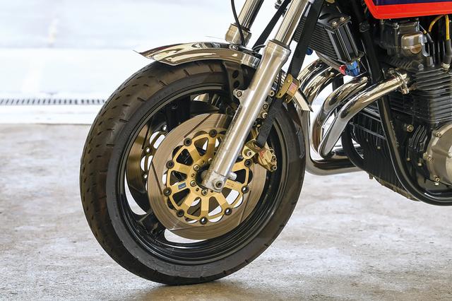 画像: フロントフォークはXJR1300純正のφ43mmを流用。レース時には写真のように、フロントをタイダウンベルトで縮めて車勢調整を行う。